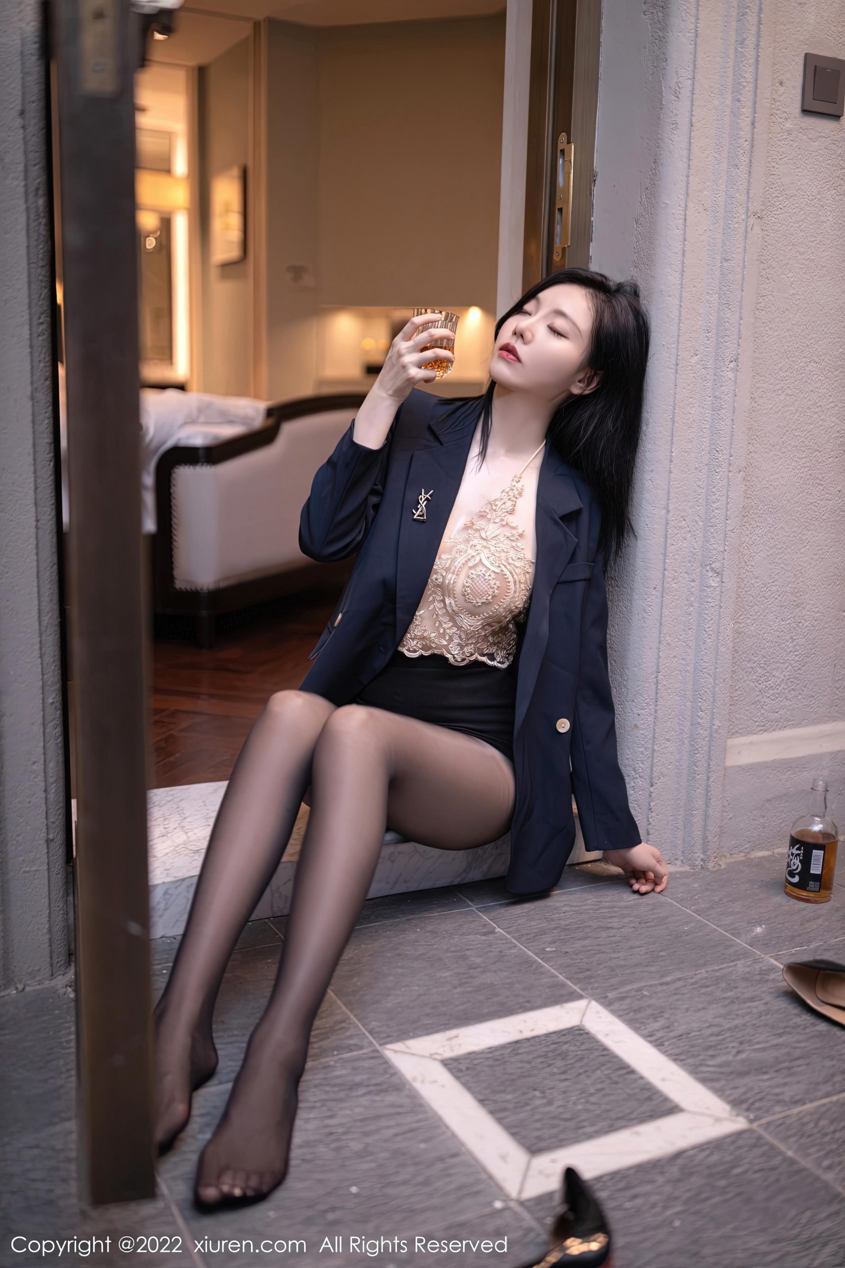 [XiuRen秀人网]2022.12.27 VOL.6051 安然anran 黑色短裙与金色情趣内衣加黑丝美腿性感私房写真集