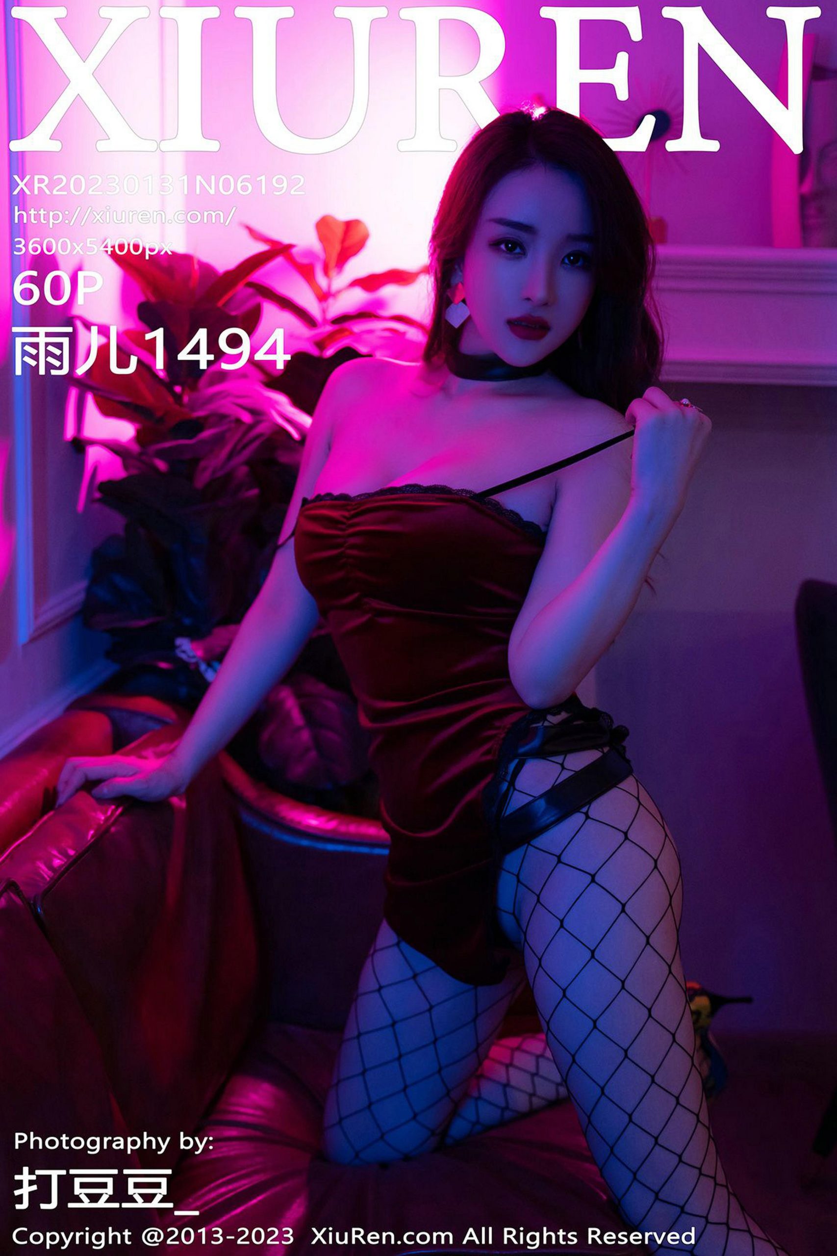 [XiuRen秀人网]2023.01.31 NO.6192 雨儿1494 红色吊带连衣裙加黑色情趣渔网袜性感私房写真集-秀人网官方网站