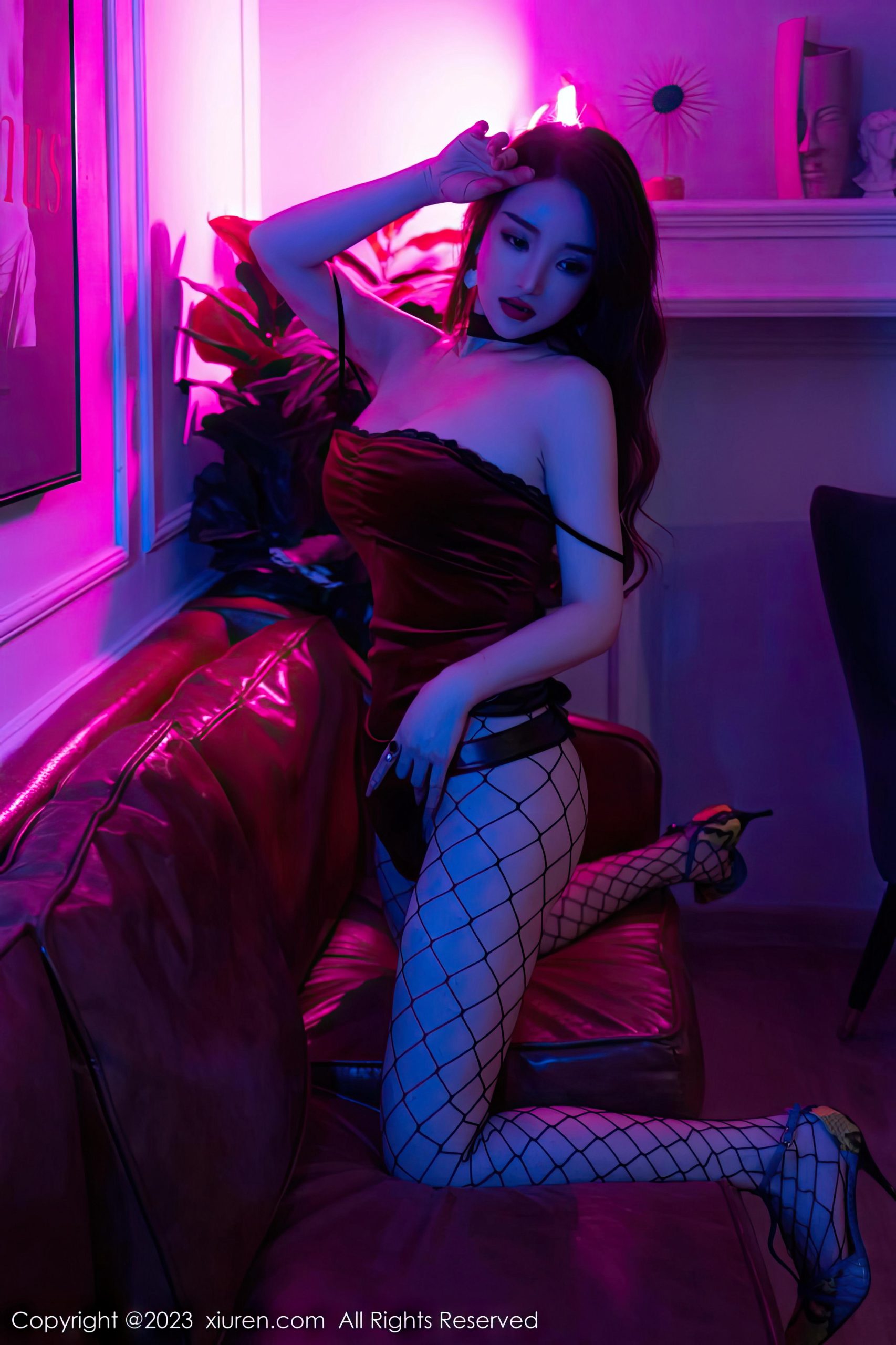 [XiuRen秀人网]2023.01.31 VOL.6192 雨儿1494 红色吊带连衣裙加黑色情趣渔网袜性感私房写真集