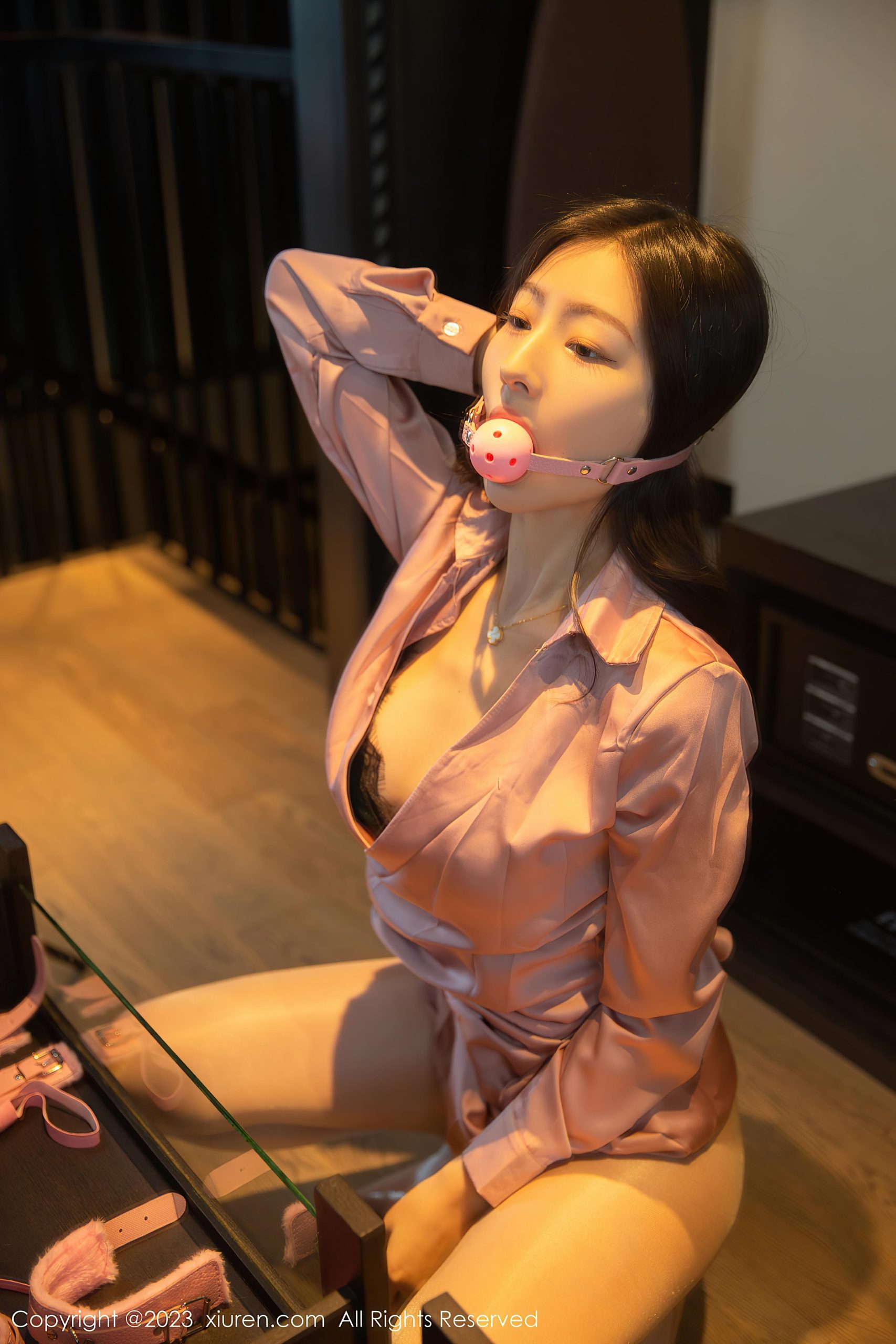 [XiuRen秀人网]2023.02.03 VOL.6211 熊小诺 粉色连衣裙与蓝色蕾丝内衣加肉丝美腿性感私房写真集