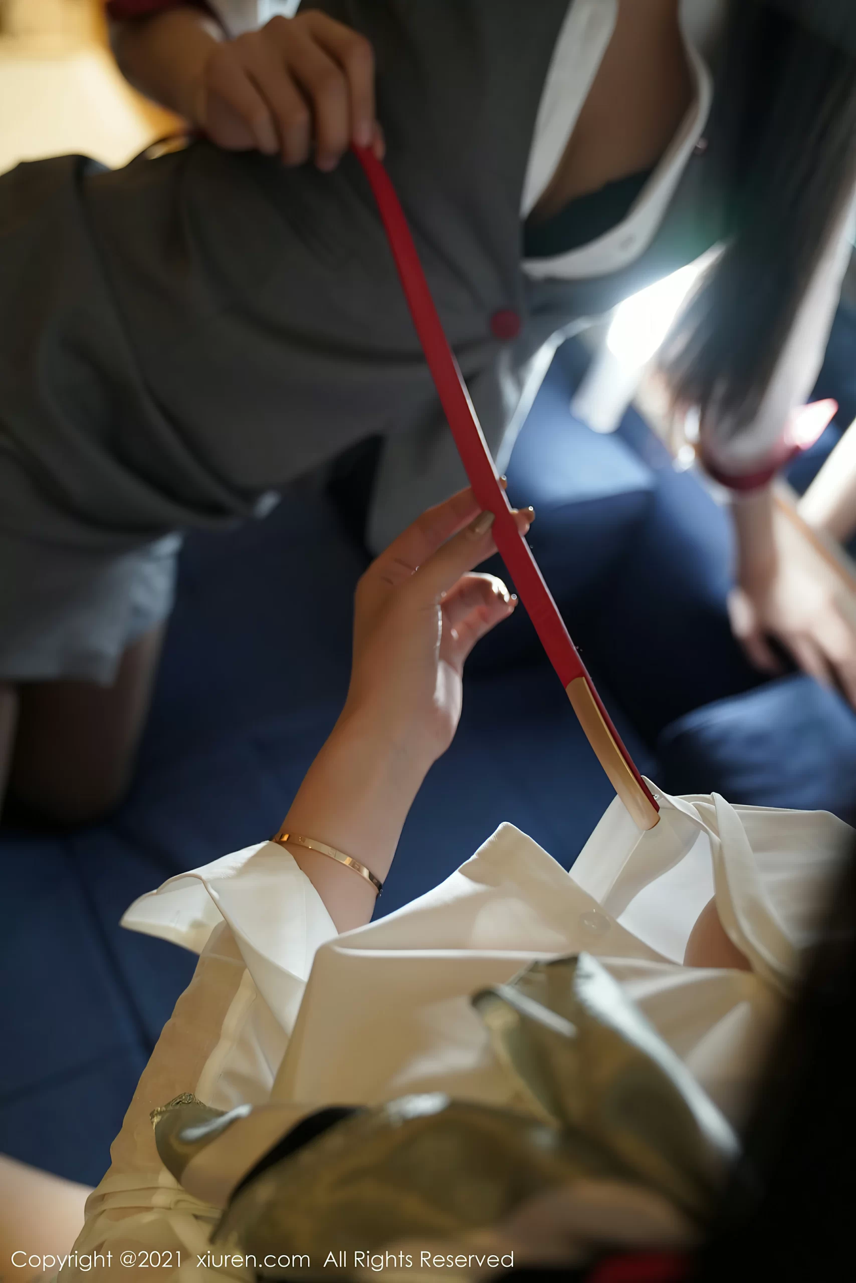 [Xiuren秀人网]XR20210308N03173 性感空姐 葛征 果儿Victoria 灰色制服与短裙加黑丝美腿私房写真集