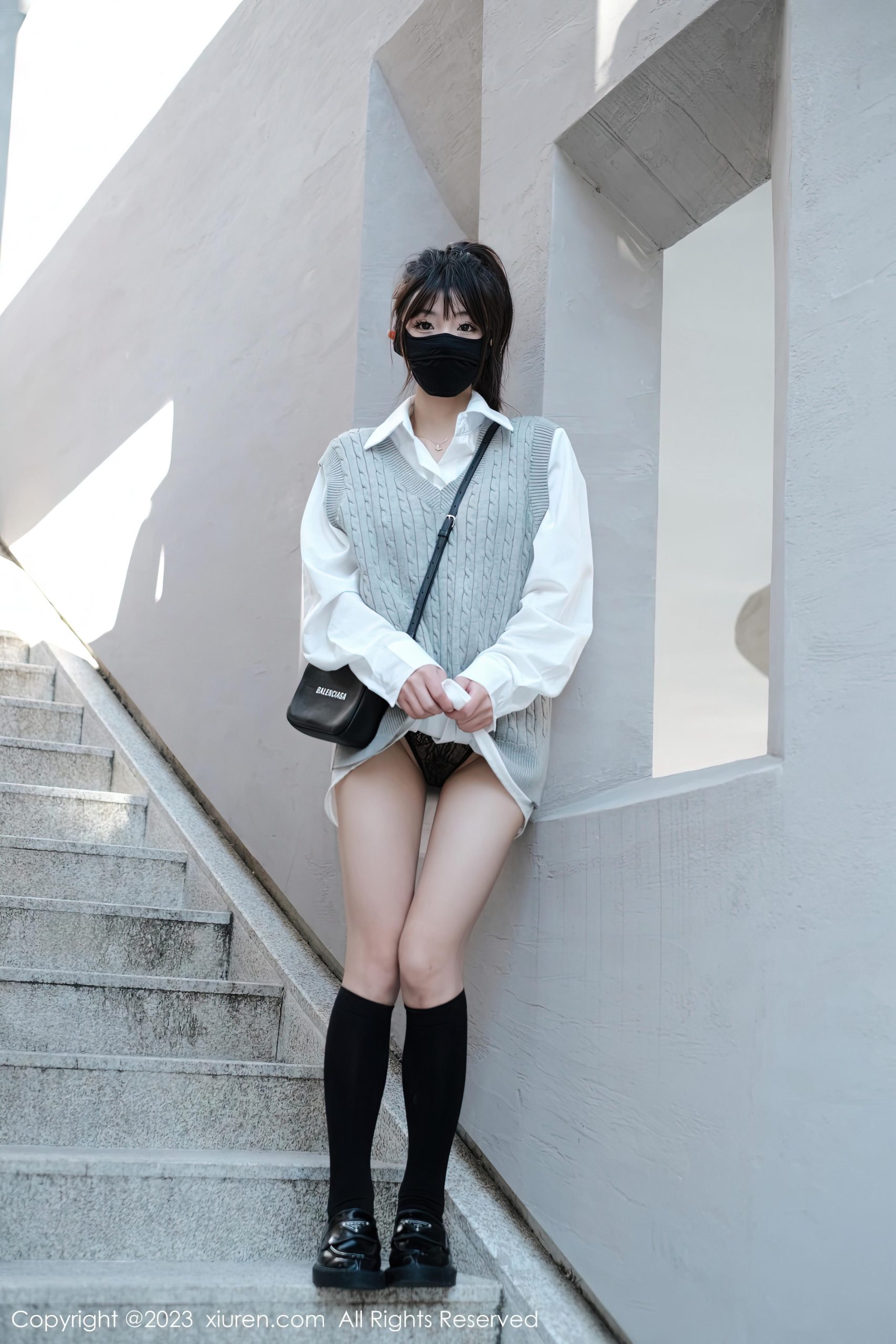 [XiuRen秀人网]2023.01.17 VOL.6145 佘贝拉bella 灰色毛衣裙与白色衬衫加黑丝美腿性感私房写真集