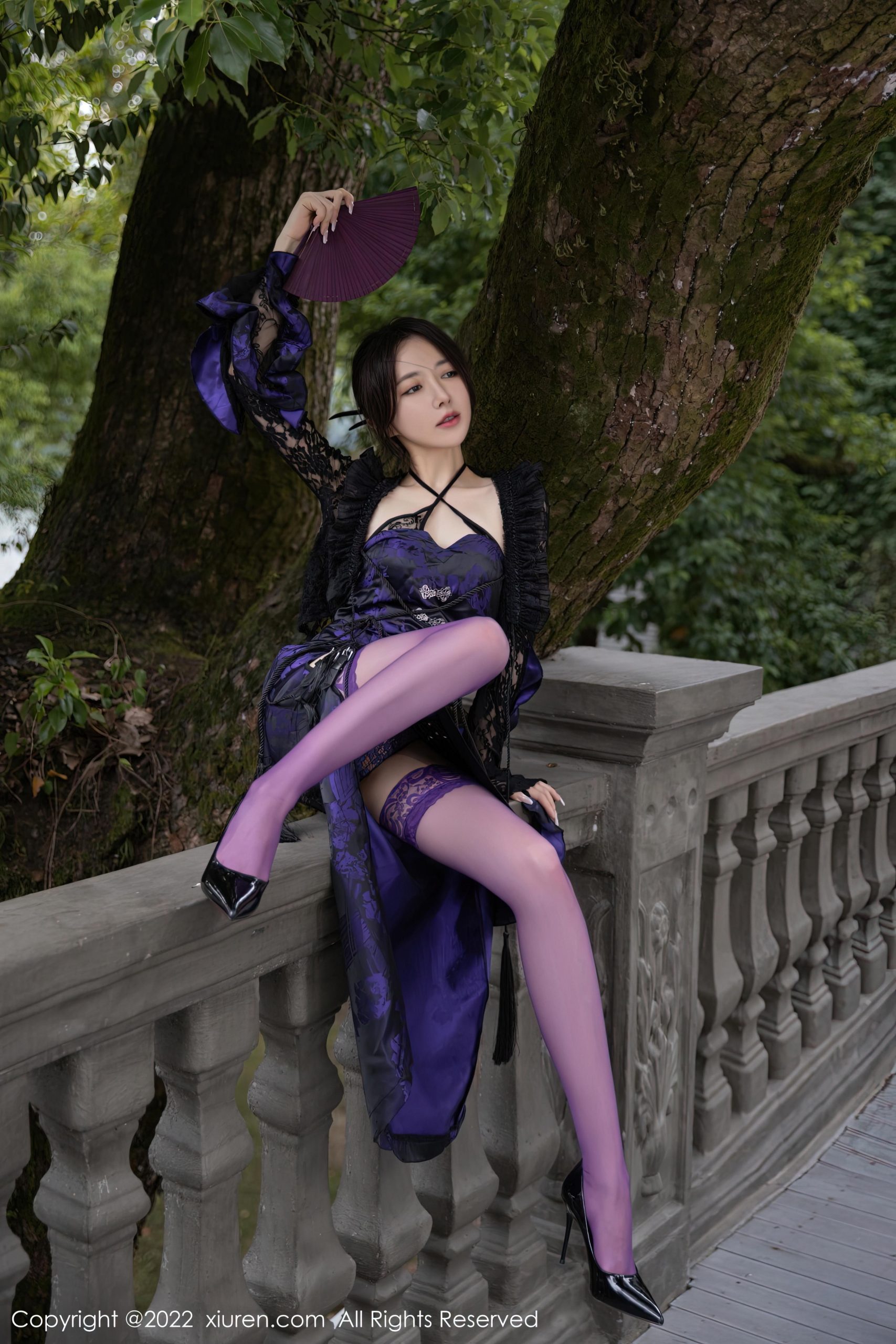 [Xiuren秀人网]2022.12.30 VOL.6074 鱼子酱Fish 黑色吊带连衣裙加紫色丝袜美腿性感私房写真集