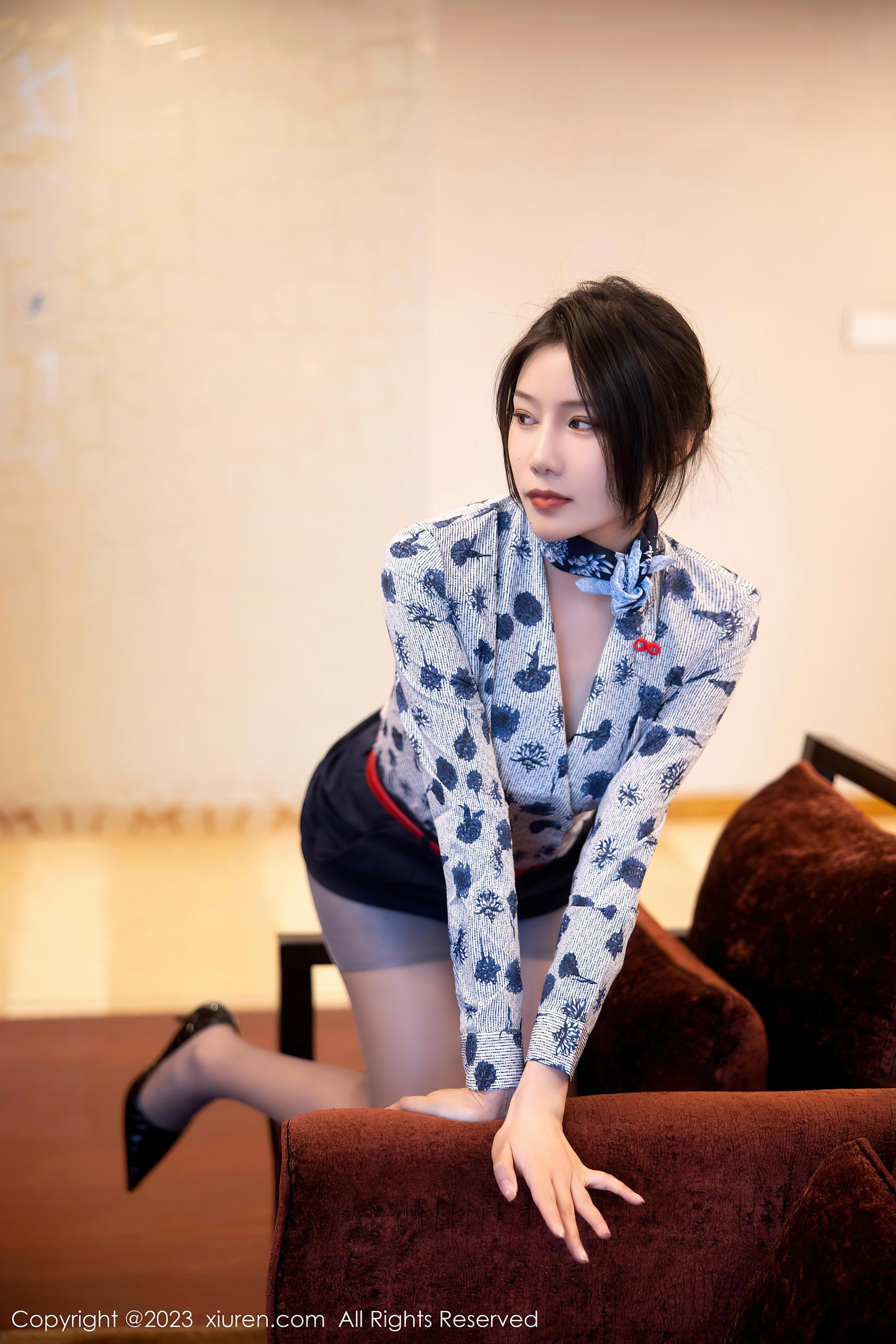 [XiuRen秀人网]2023.03.01 VOL.6338 王楚璇 性感空姐制服与黑色情趣内衣加灰丝美腿私房写真集