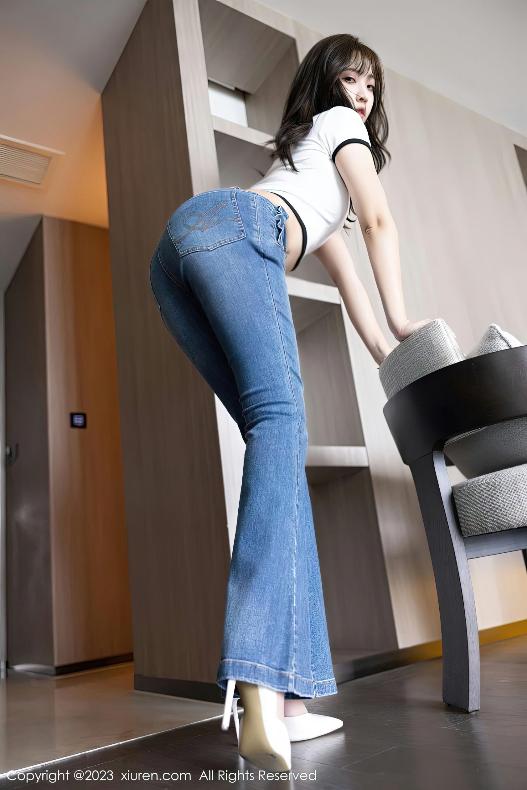 [XiuRen秀人网]2023.01.19 VOL.6160 郑颖姗Bev 白色短袖与灰色蕾丝内衣加肉丝美腿性感私房写真集