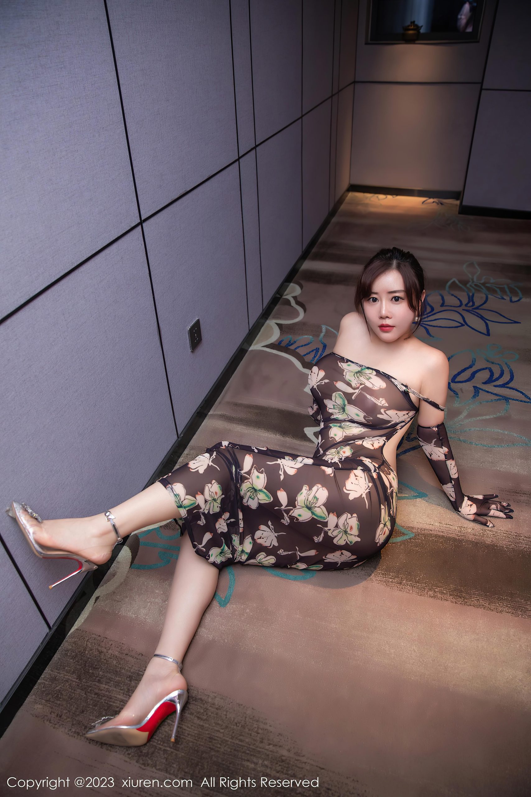 [XiuRen秀人网]2023.02.15 VOL.6265 王婉悠Queen 黑色透视裸背连衣裙加黑丝美腿性感私房写真集