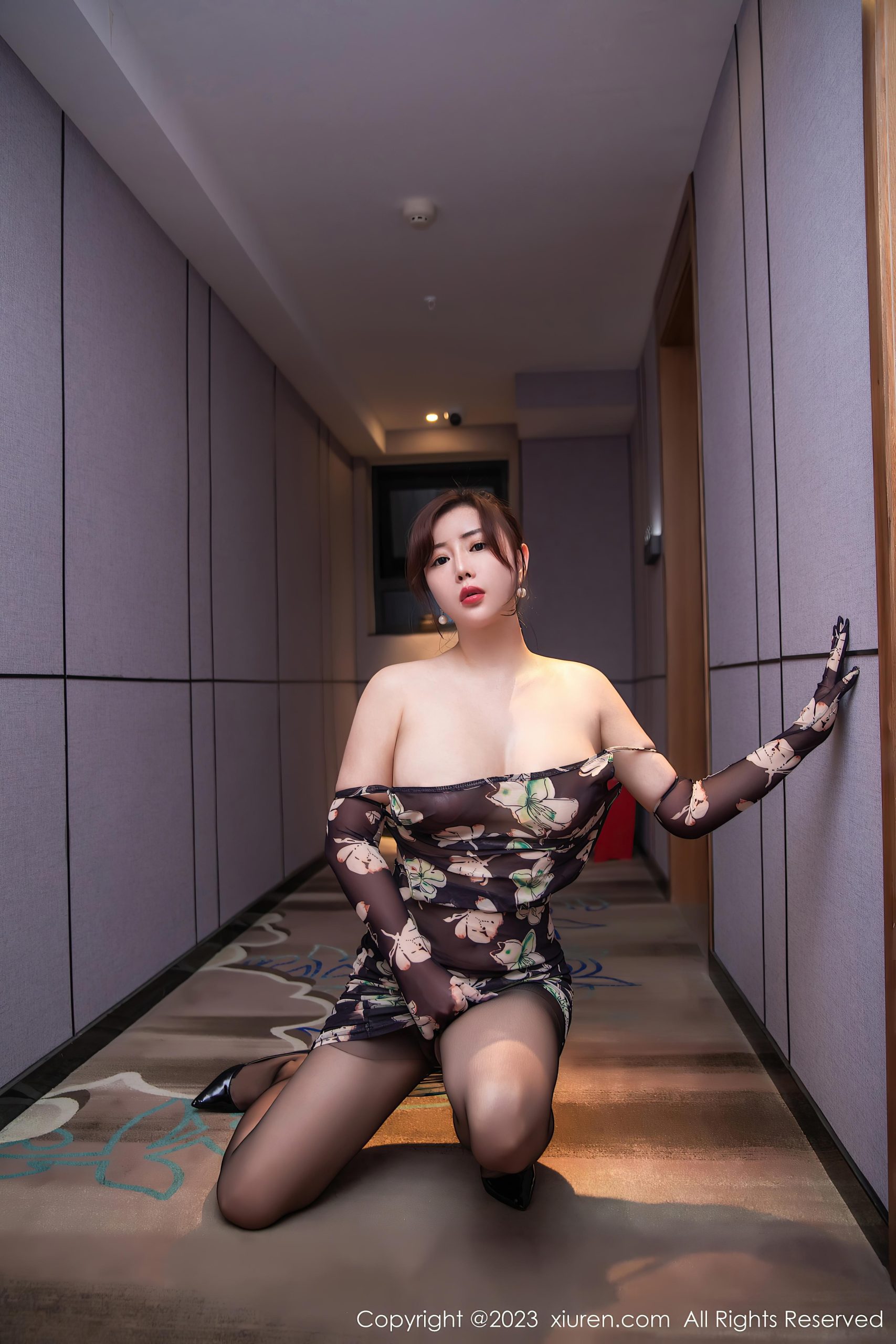 [XiuRen秀人网]2023.02.15 VOL.6265 王婉悠Queen 黑色透视裸背连衣裙加黑丝美腿性感私房写真集