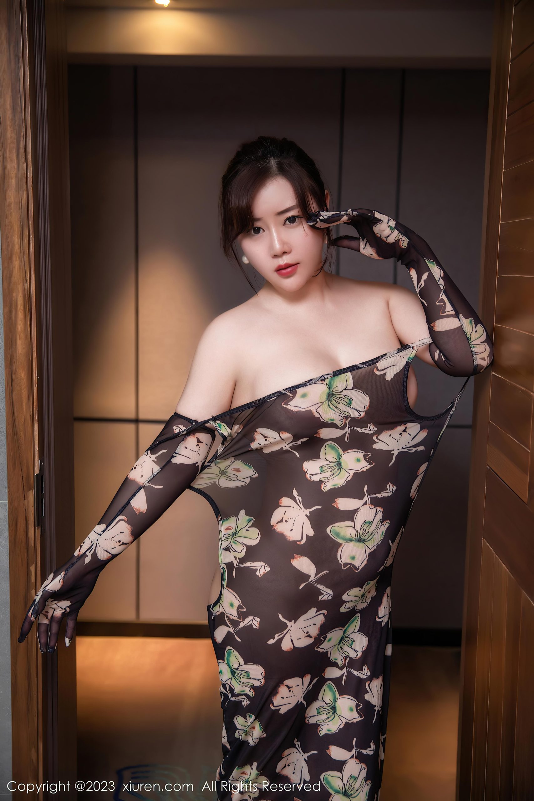 [XiuRen秀人网]2023.02.15 VOL.6265 王婉悠Queen 黑色透视裸背连衣裙加黑丝美腿性感私房写真集