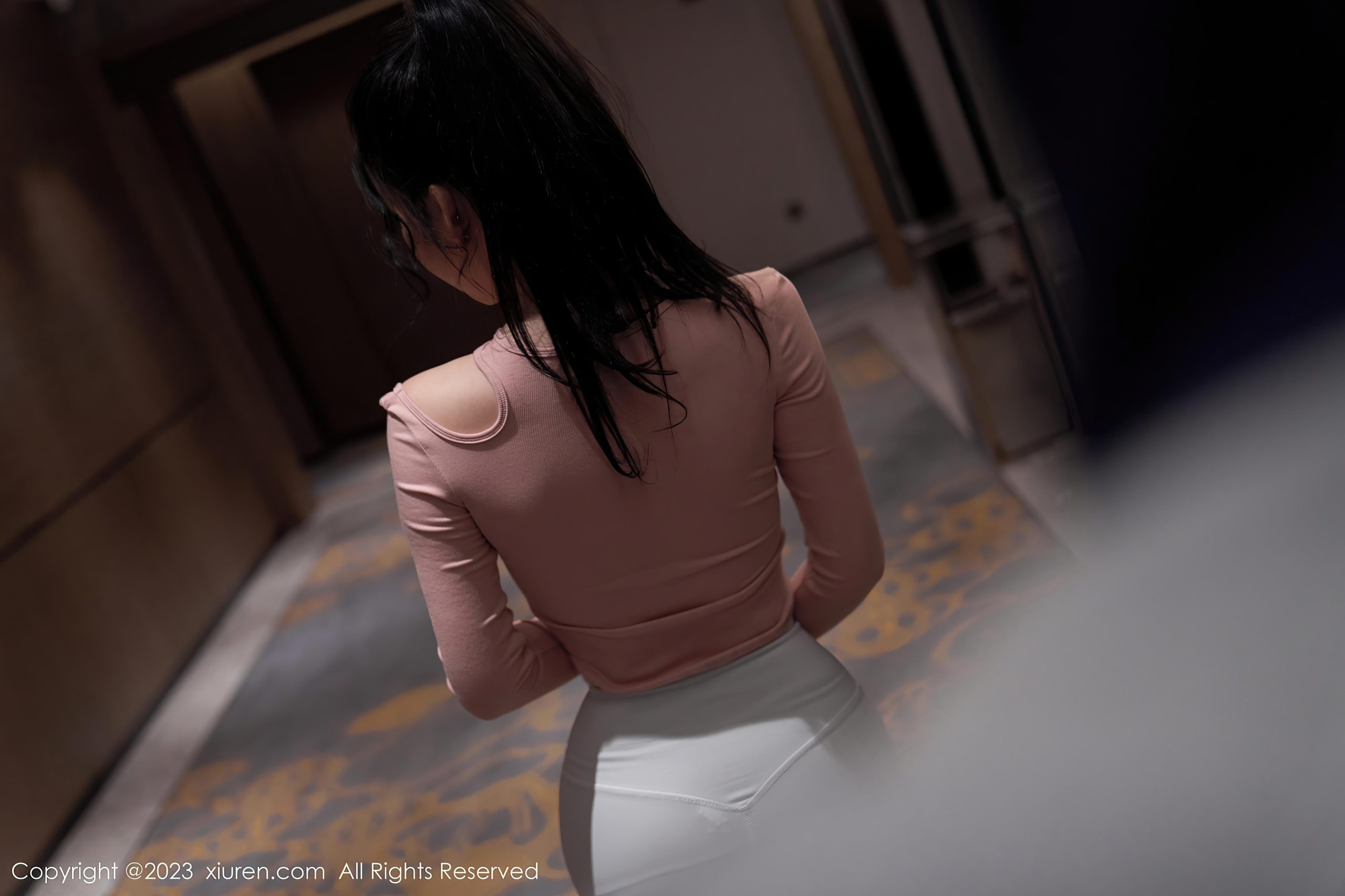 [XiuRen秀人网]2023.02.17 VOL.6285 周于希Sally 粉色毛衣加灰色紧身瑜伽裤性感私房写真集