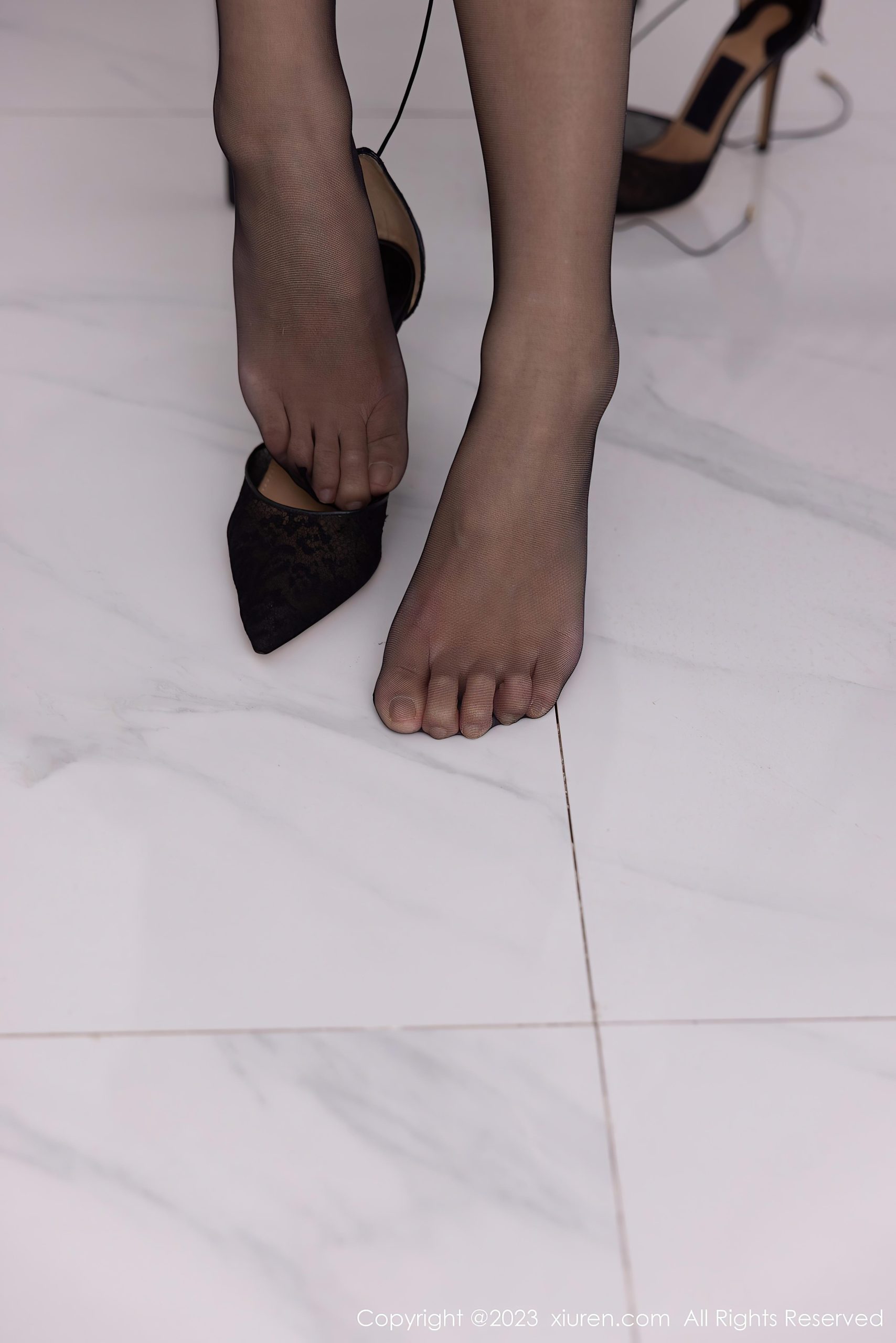 [XiuRen秀人网]2023.02.16 VOL.6275 可樂Vicky 黑色抹胸礼服裙加黑丝美腿性感私房写真集