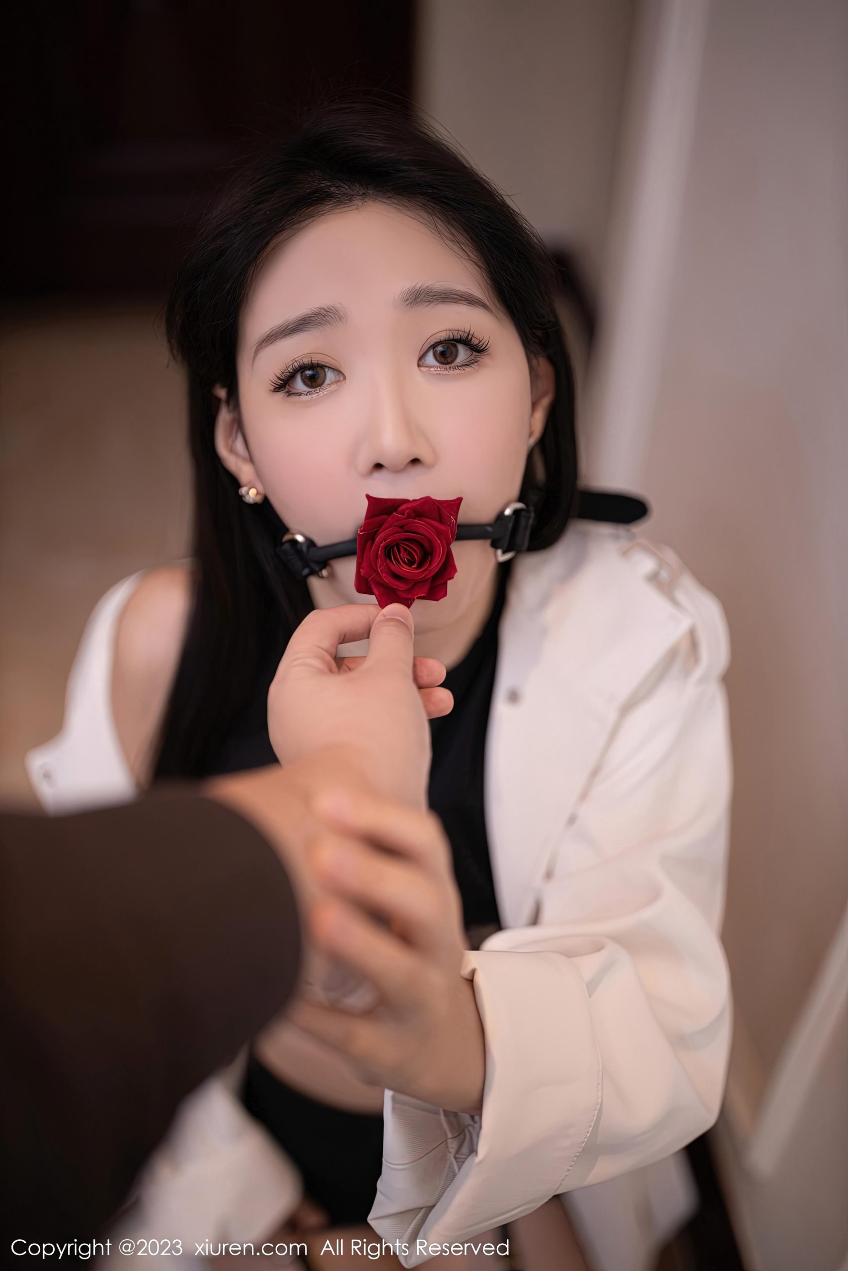 [Xiuren秀人网]2023.01.03 VOL.6079 唐安琪 黑色短裙与情趣蕾丝内衣加黑丝美腿性感私房写真集