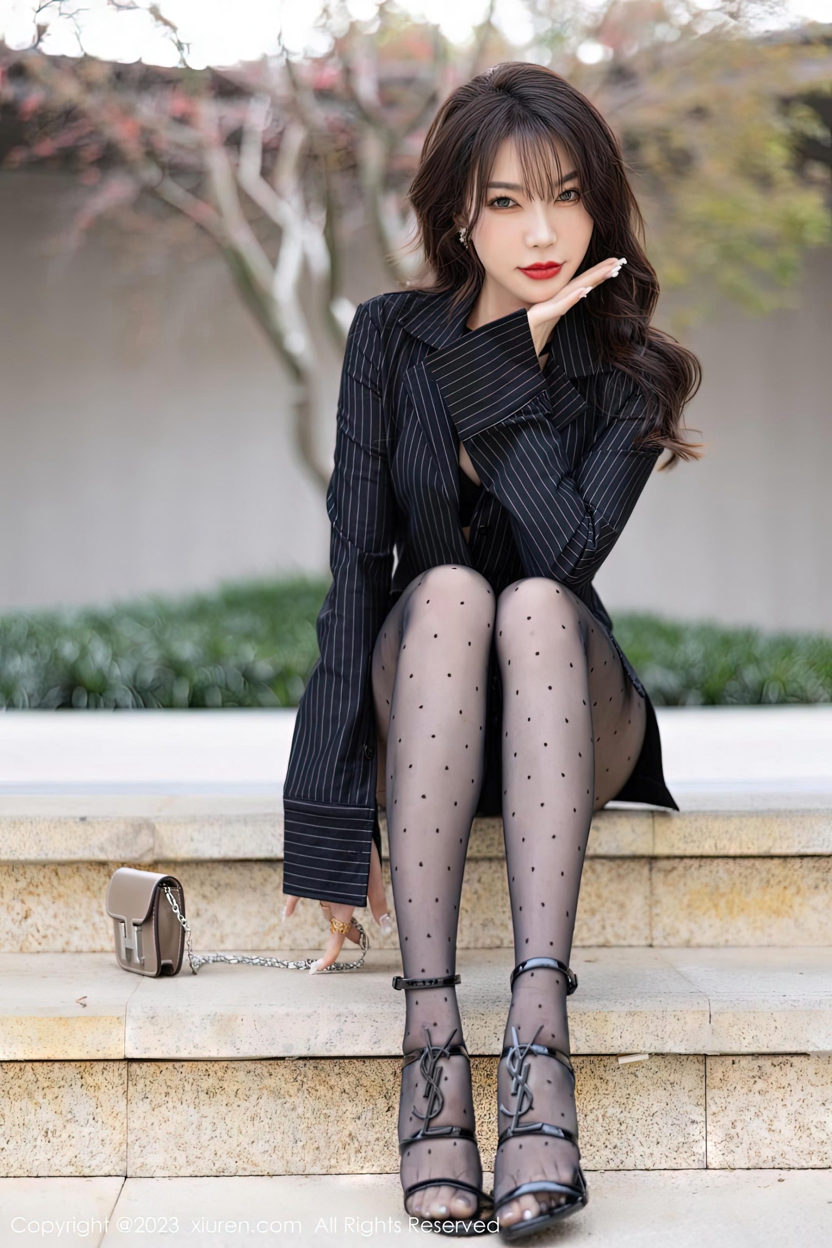 [XiuRen秀人网]2023.01.30 VOL.6191 徐莉芝Booty 黑色连身裙与黑色内衣加黑丝美腿性感私房写真集