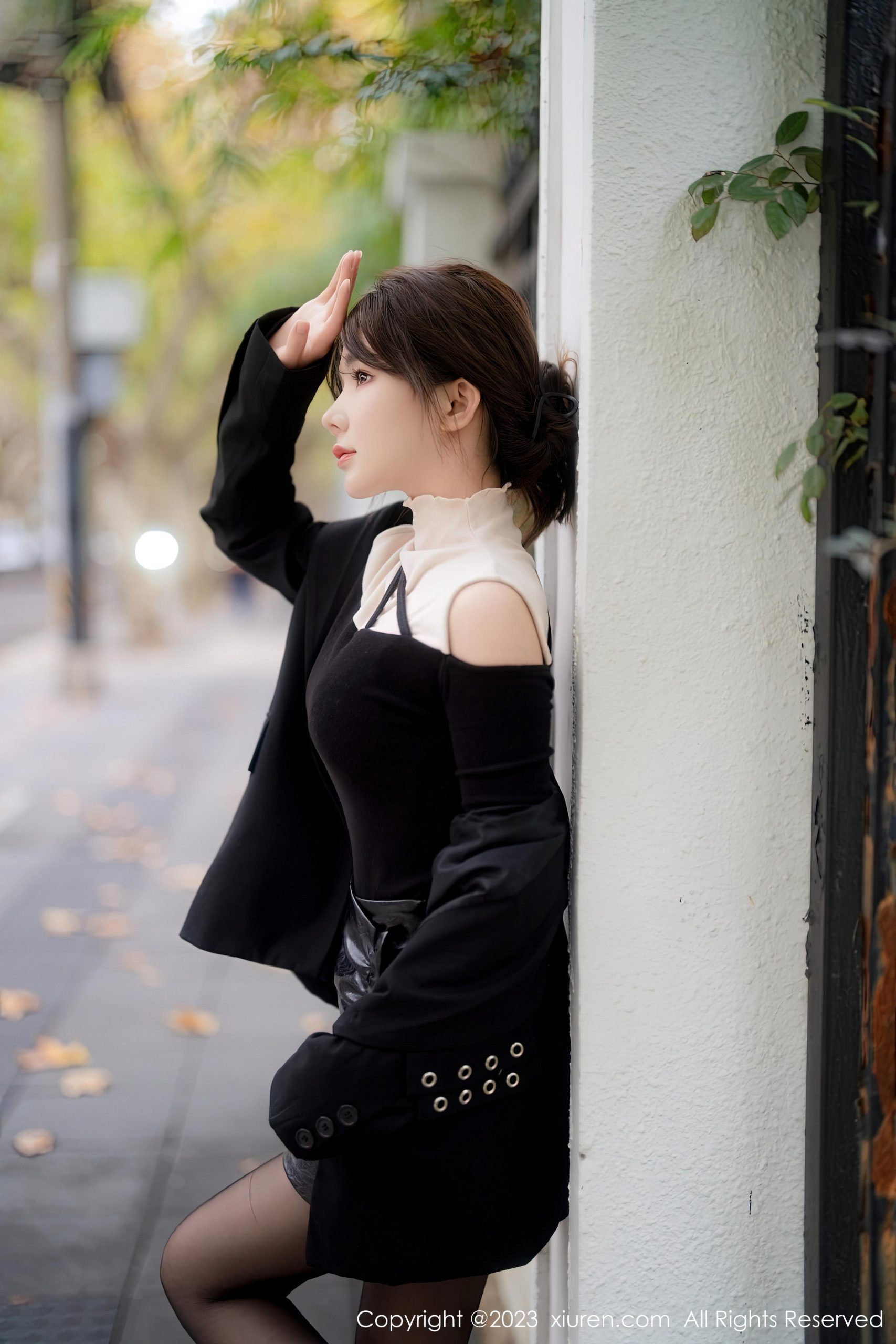 [Xiuren秀人网]2023.01.04 VOL.6080 婠婠么 黑色短裙与红色蕾丝内衣加黑丝美腿性感私房写真集