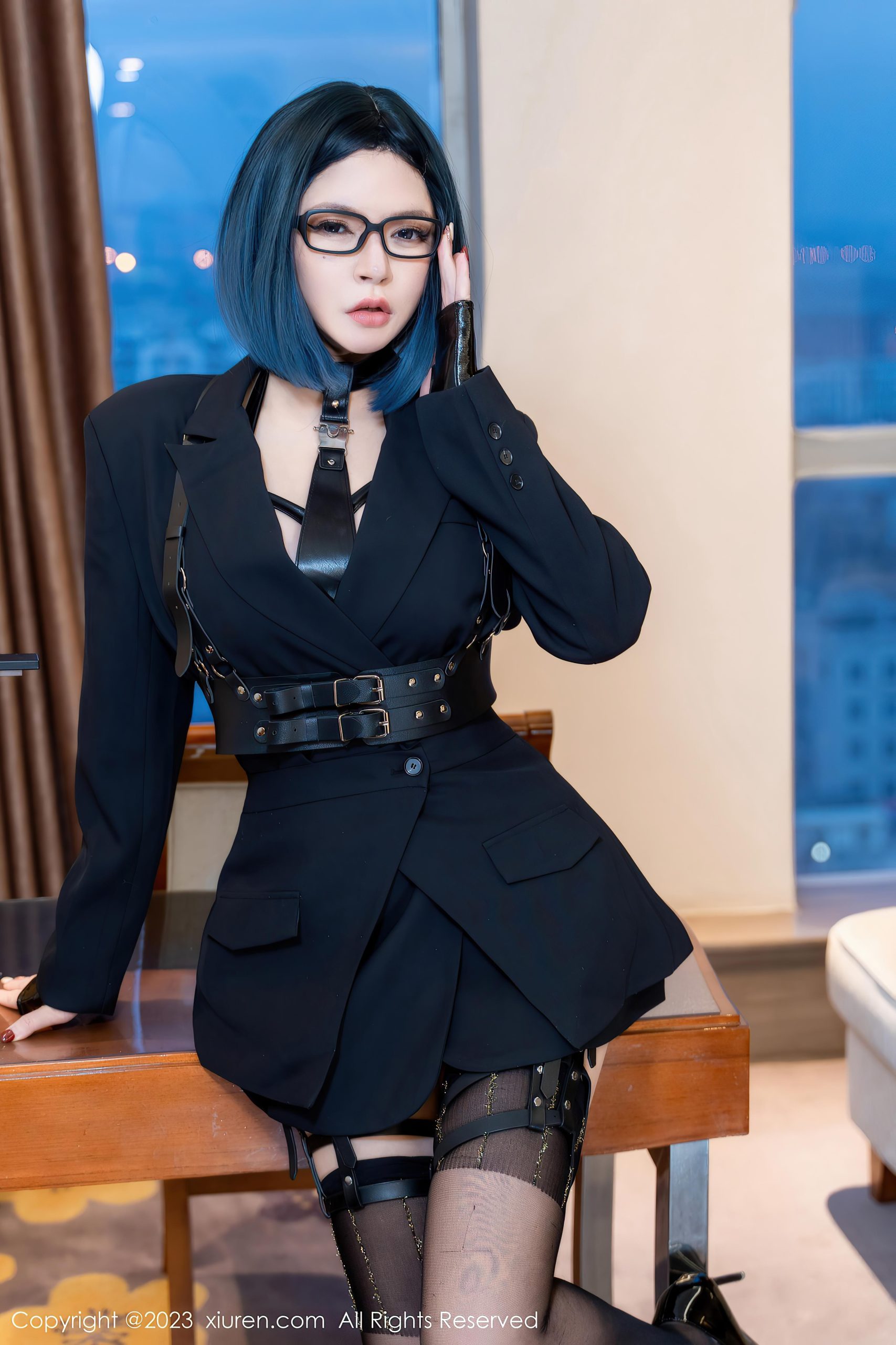 [XiuRen秀人网]2023.03.01 VOL.6340 伊丽莎有点白 黑色连身外套与短裙加黑丝美腿性感私房写真集