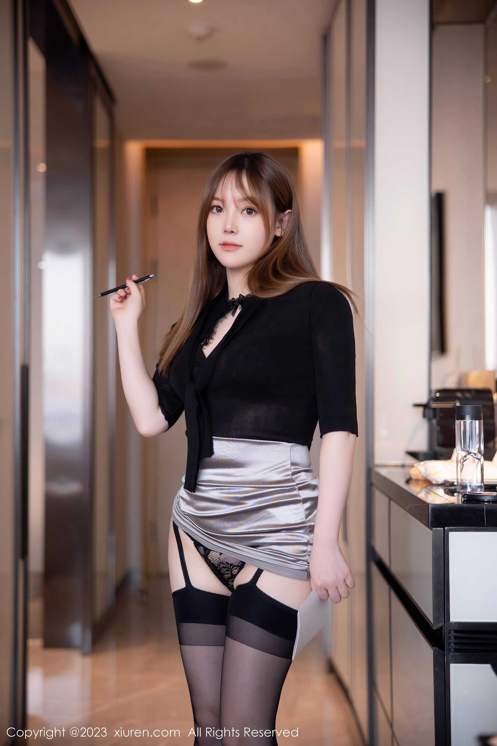 [XiuRen秀人网]2023.02.15 VOL.6269 豆瓣酱 银色短裙与黑色蕾丝情趣内衣加黑丝美腿性感写真集