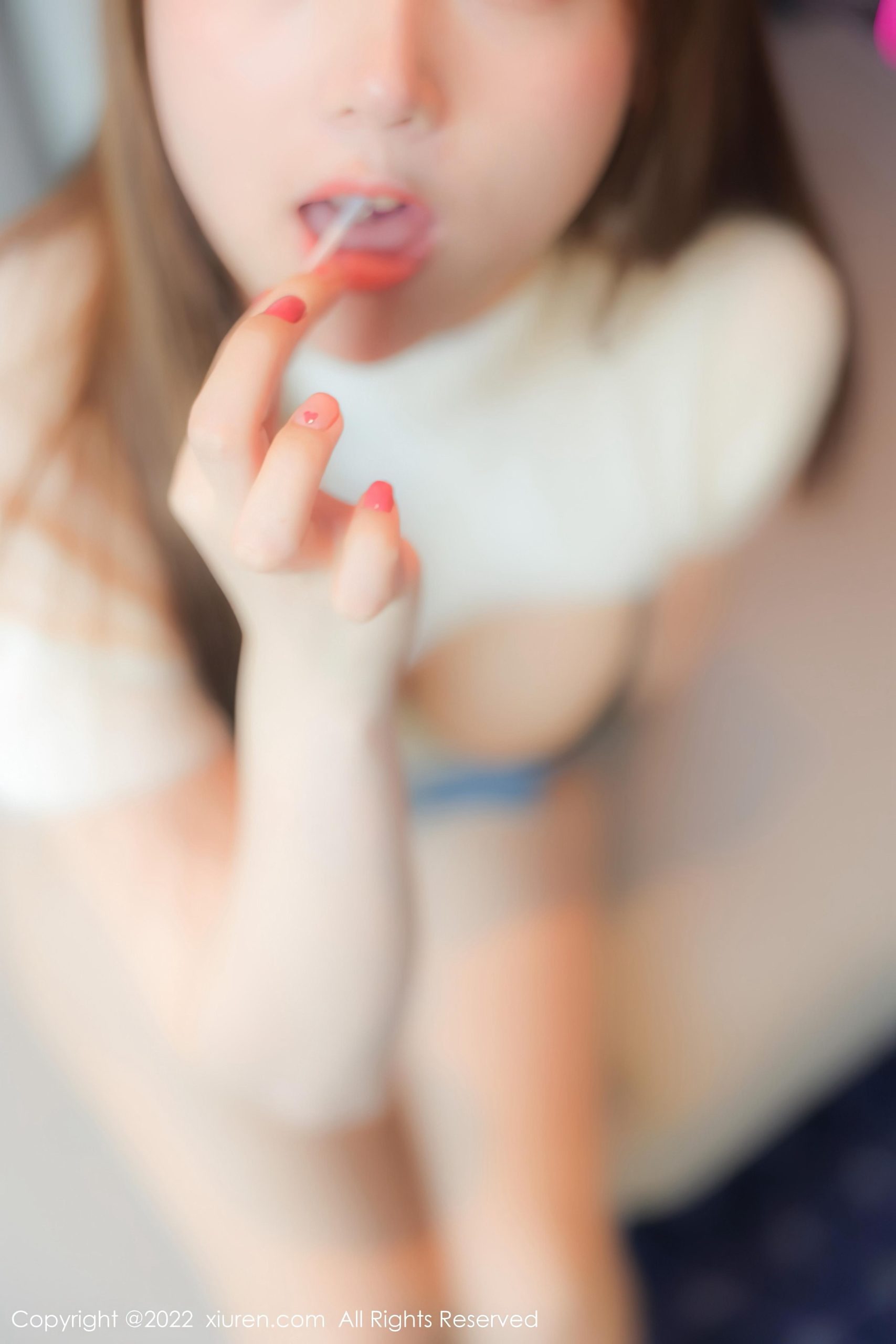 [XiuRen秀人网]2022.12.23 VOL.6035 豆瓣酱 牛仔热裤与黑色蕾丝情趣内衣加肉丝美腿性感私房写真集