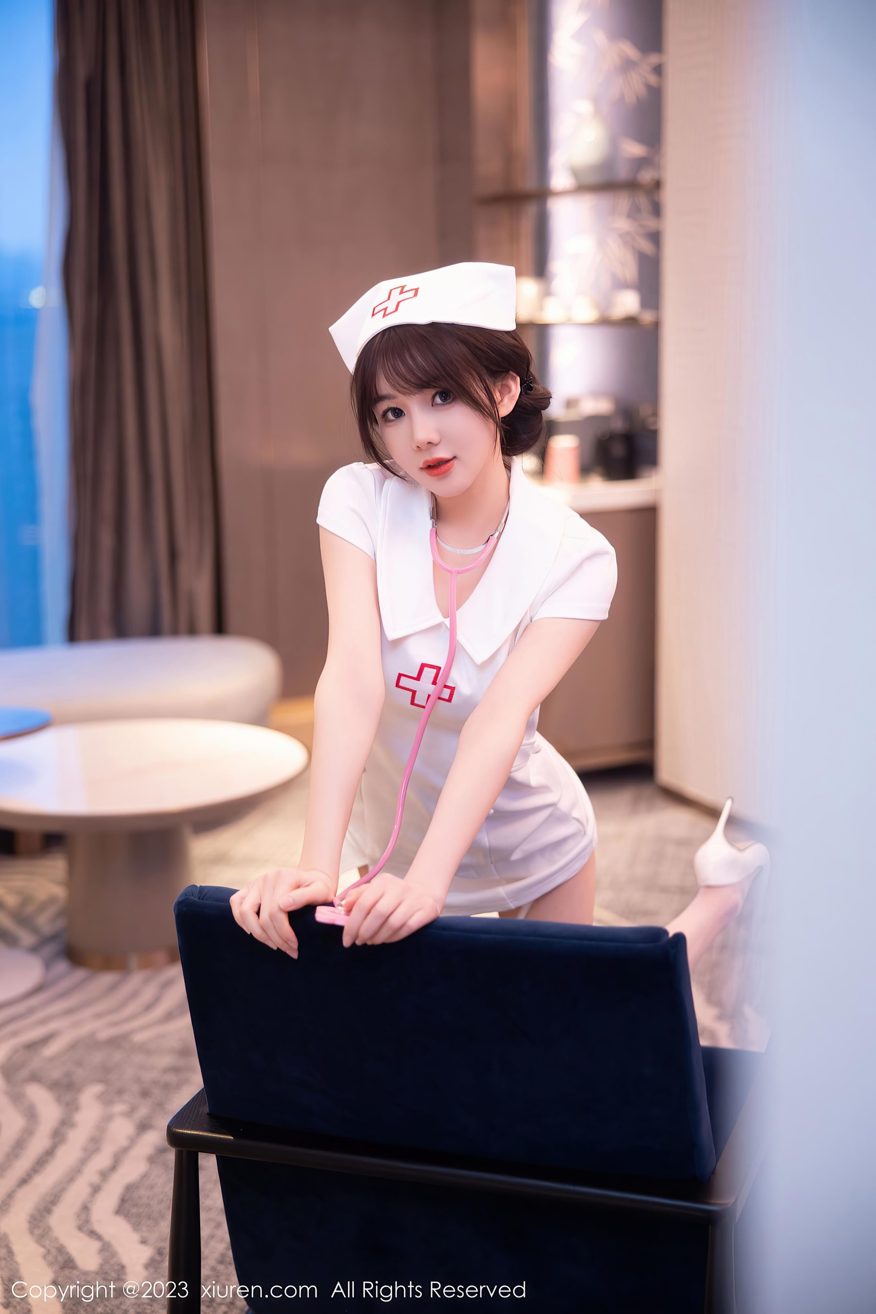 [XiuRen秀人网]2023.02.06 VOL.6221 婠婠么 白色性感女护士制服加白色丝袜美腿私房写真集