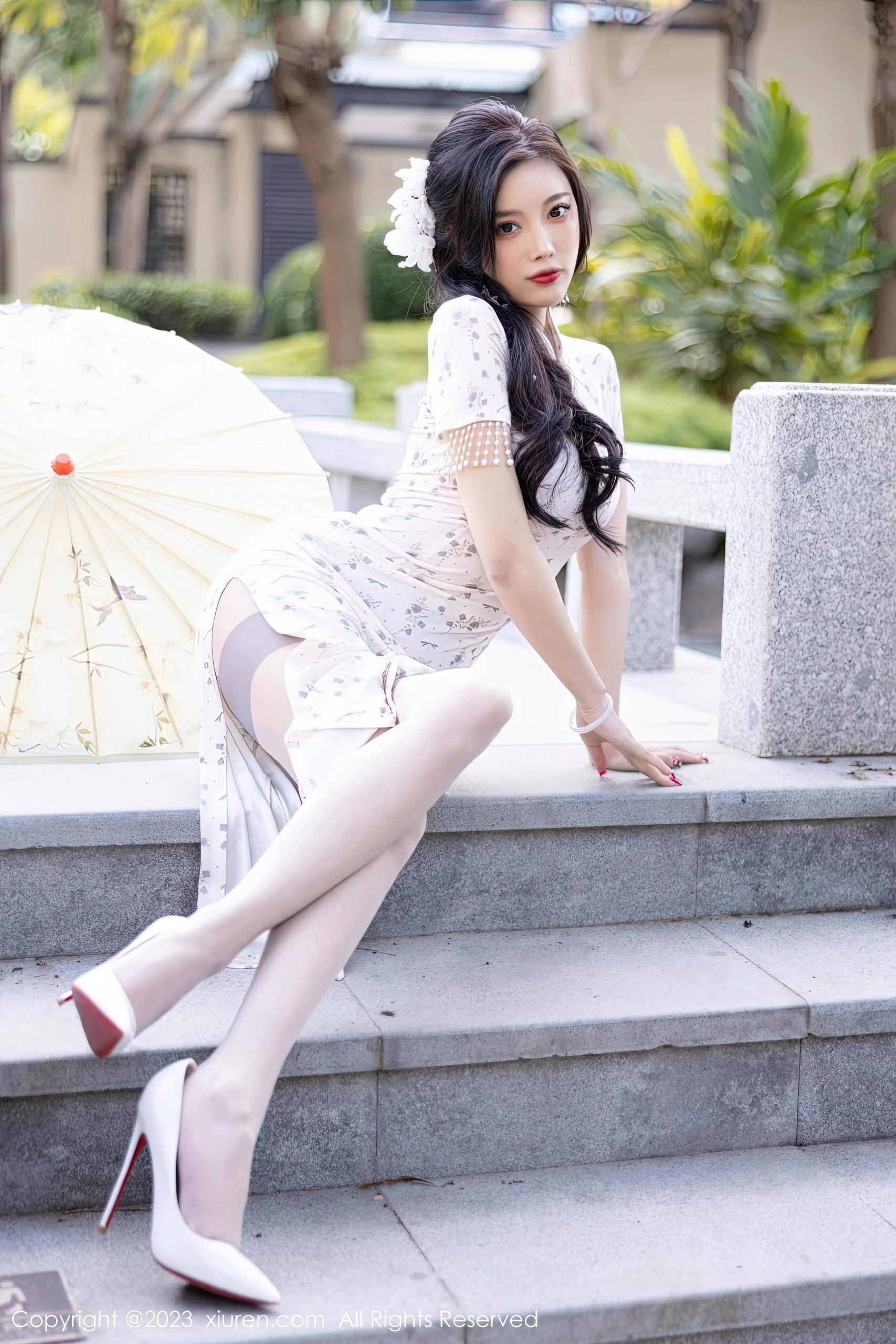 [XiuRen秀人网]2023.01.29 VOL.6186 杨晨晨Yome 白色紧身旗袍与黑色情趣内衣加肉丝美腿性感私房写真集