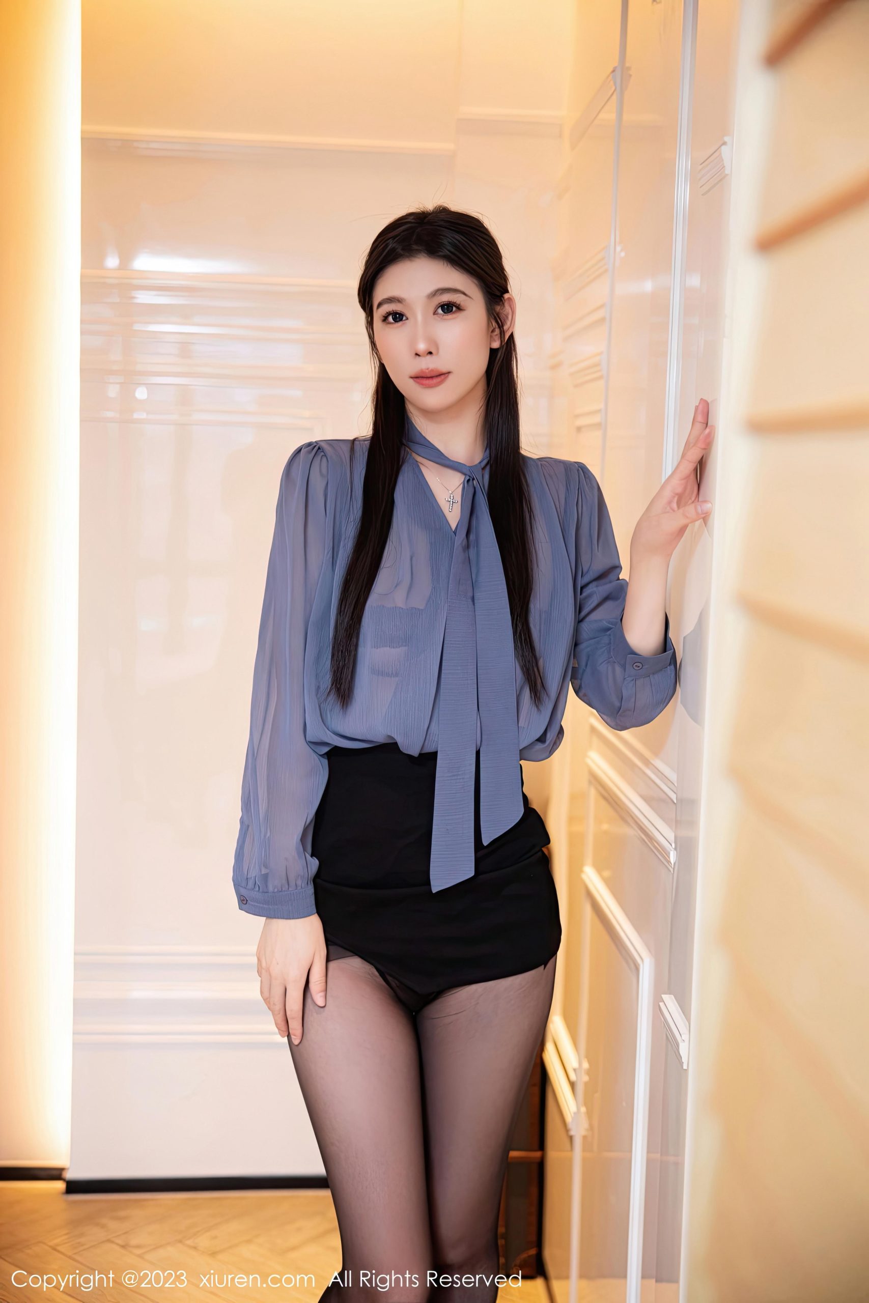 [XiuRen秀人网]2023.01.12 VOL.6122 李雅柔182CM 灰色透视衬衫与黑色短裙加黑丝美腿性感私房写真集