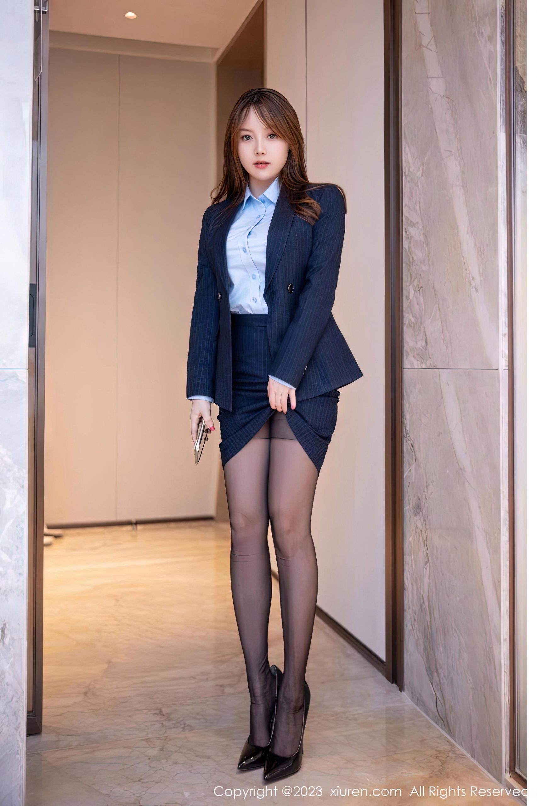 [XiuRen秀人网]2023.01.30 VOL.6190 豆瓣酱 黑色OL制服与粉色蕾丝内衣加黑丝美腿性感私房写真集