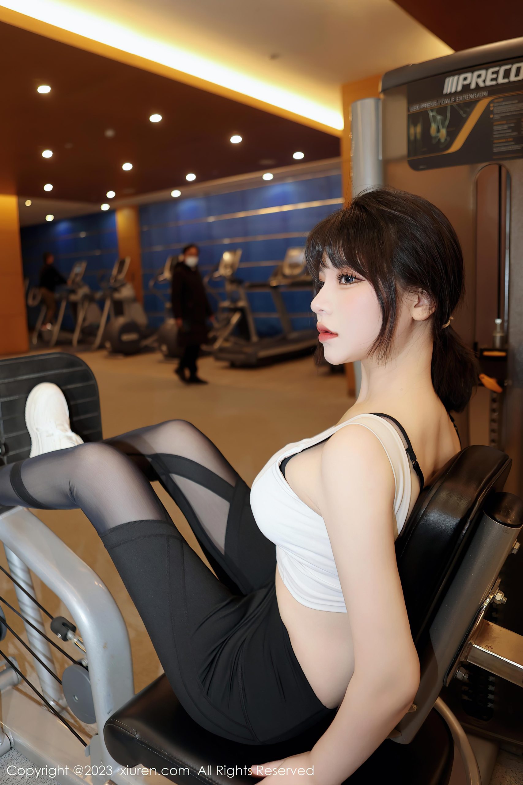 [XiuRen秀人网]2023.02.20 VOL.6289 桃桃子_ 黑色紧身瑜伽裤与黑色情趣内衣加黑丝美腿性感私房写真集