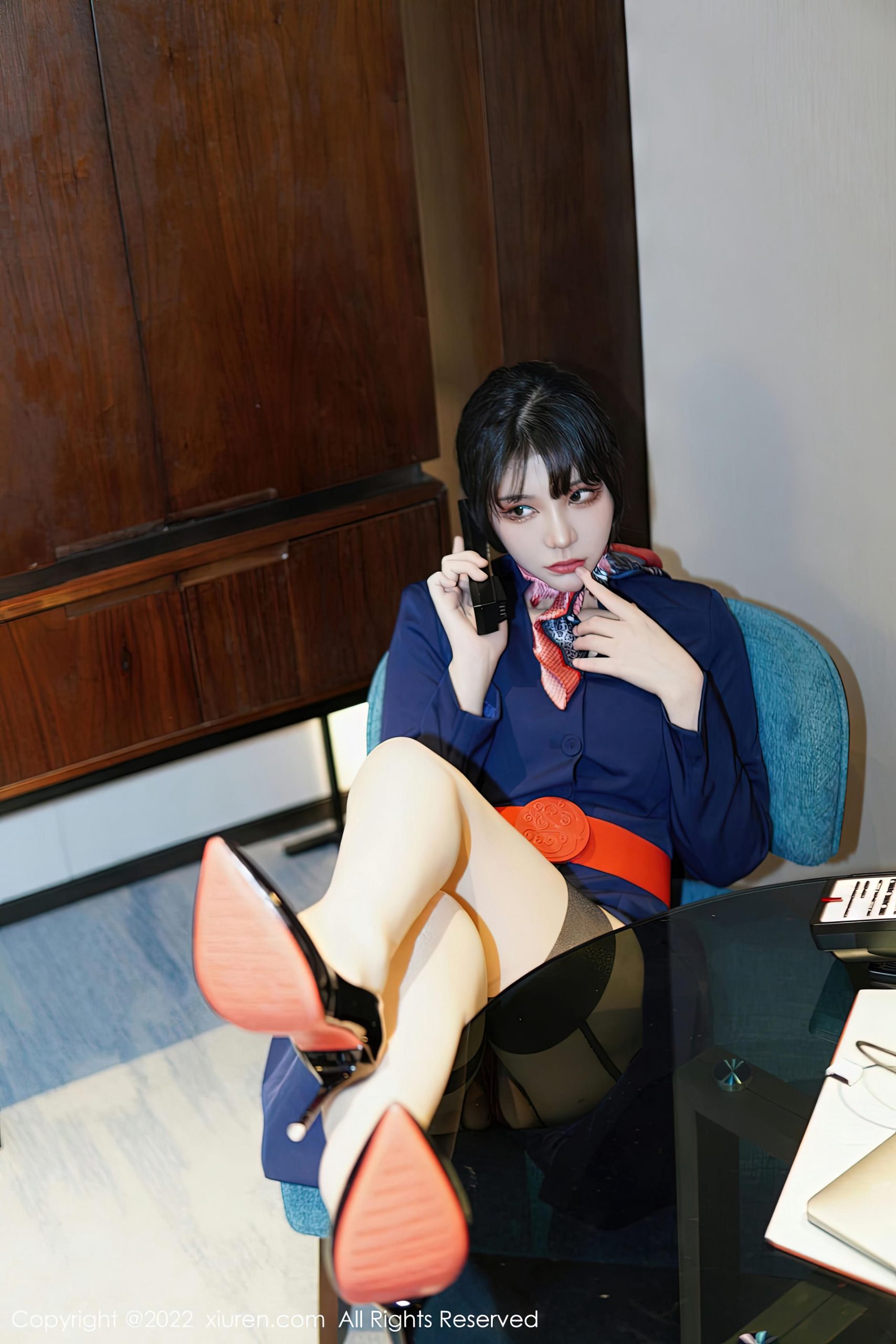 [XiuRen秀人网]2022.12.27 VOL.6048 桃桃子 蓝色空姐制服与红色蕾丝内衣加肉丝美腿性感私房写真集