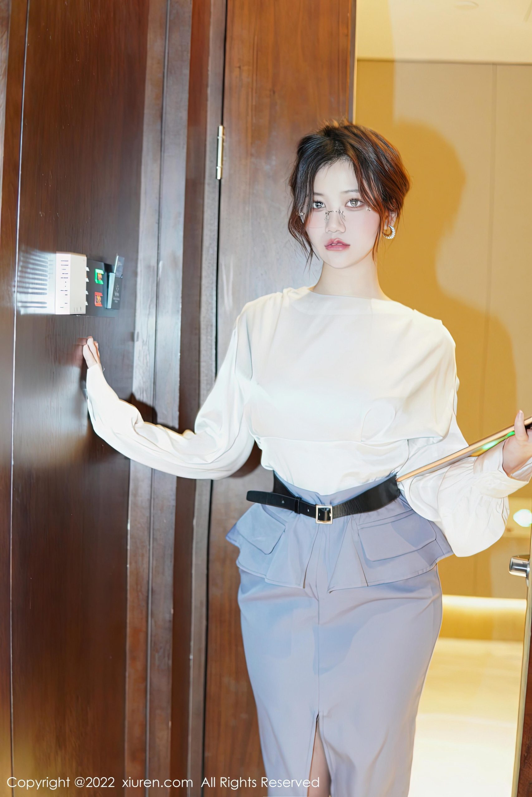 [XiuRen秀人网]2022.12.22 VOL.6028 奈奈子 白色OL制服与蕾丝内衣加黑丝美腿性感私房写真集