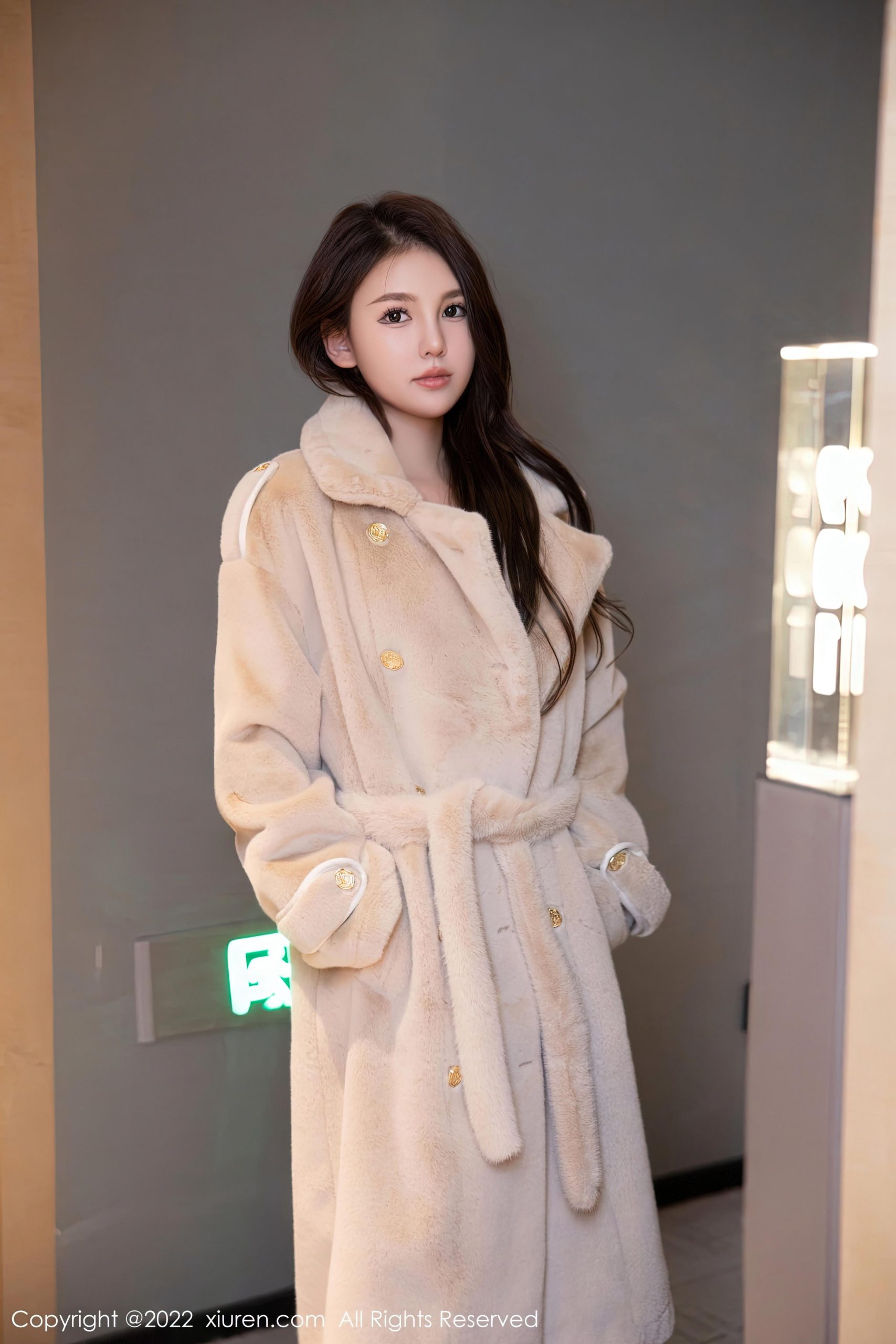 [XiuRen秀人网]2022.12.21 VOL.6023 美羊羊 白色风衣与紫色蕾丝内衣加黑丝美腿性感私房写真集