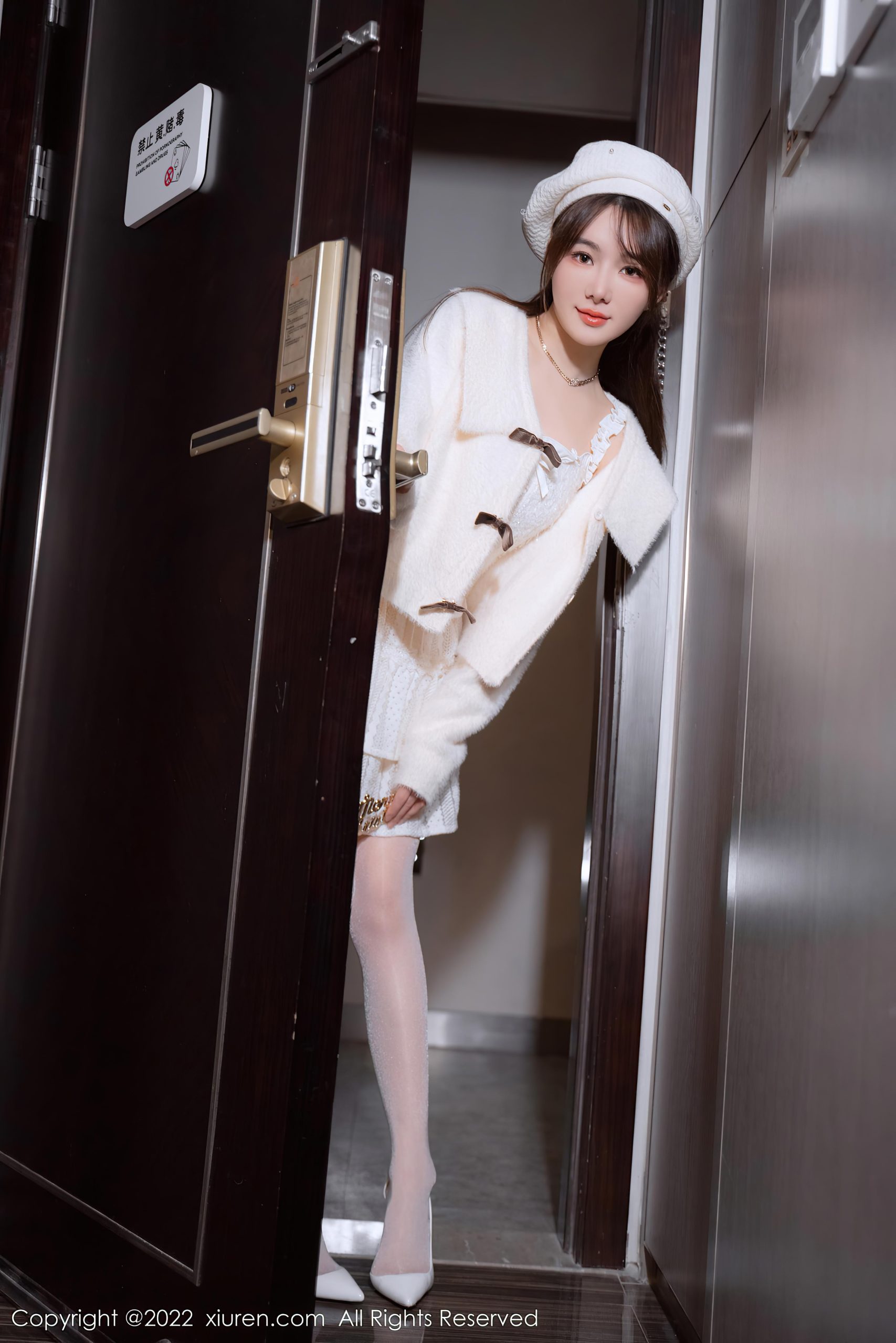 [XiuRen秀人网]2022.12.21 VOL.6025 婠婠么 白色吊带上衣与短裙加白色丝袜美腿性感写真集