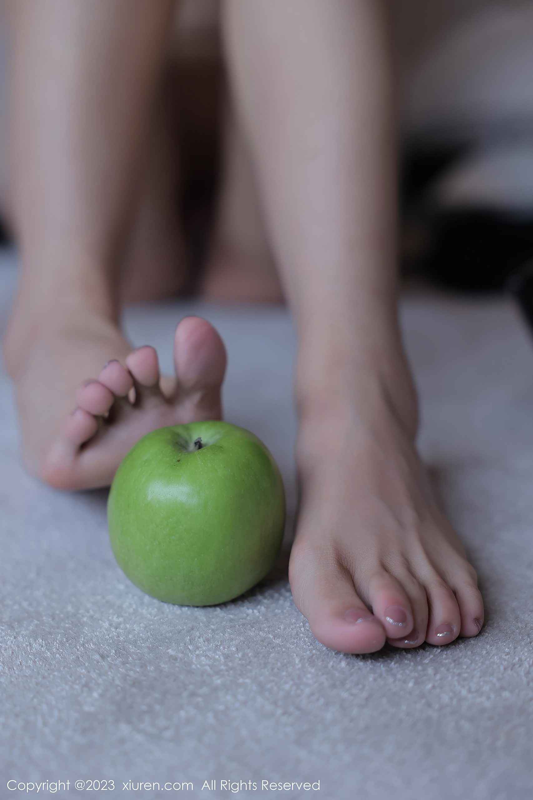 [XiuRen秀人网]2023.05.05 NO.6675 茜茜Kimi OL制服与白色透视情趣内衣加灰丝美腿性感私房写真集